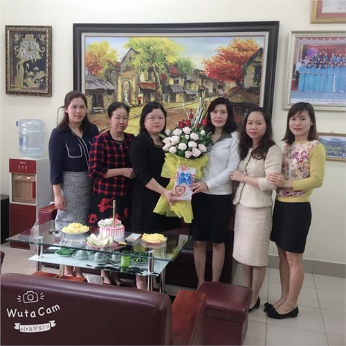 Tháng 3/2019  Công đoàn Trường mầm non Long Biên đã tặng hoa và quà sinh nhật cho 06 đồng chí.    